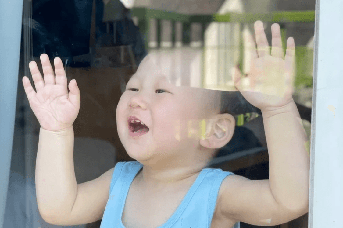 每個人心中 都住著一位⋯ 永遠不願長大的小孩    秉持著這份童心 用新鮮的眼光和純真的心靈 來探索這個廣闊的世界。