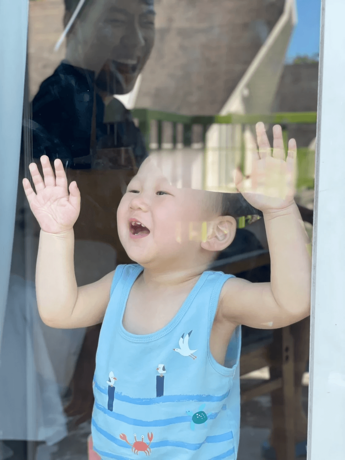 每個人心中，都住著一位永遠不願長大的小孩，秉持著這份童心，用新鮮的眼光和純真的心靈，來探索這個廣闊的世界。