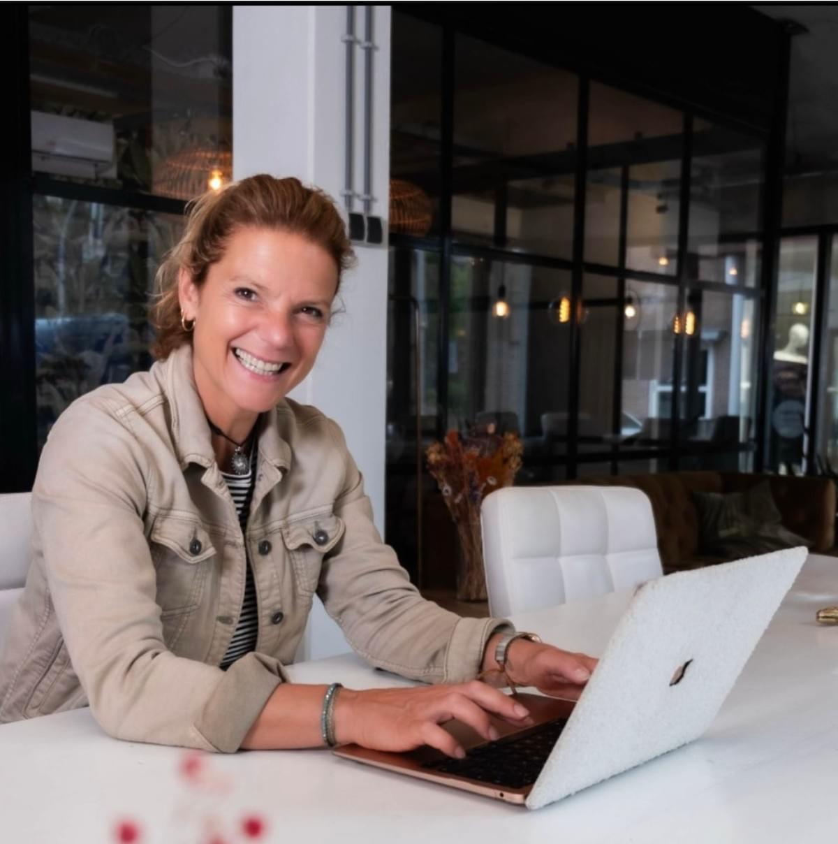 At Innerlijk Gedoe we believe in the power of creativity. Our workbook assignments help you to explore your inner thoughts and feelings in a playful way and to transform them into power. Creative Work Forms What We Offer Inner turmoil is a mix of depth and playfulness. With creative forms such as workbook assignments, stories, and a goose board game, you discover how your inner turmoil can actually give strength — towards calm, self-acceptance, and stability.