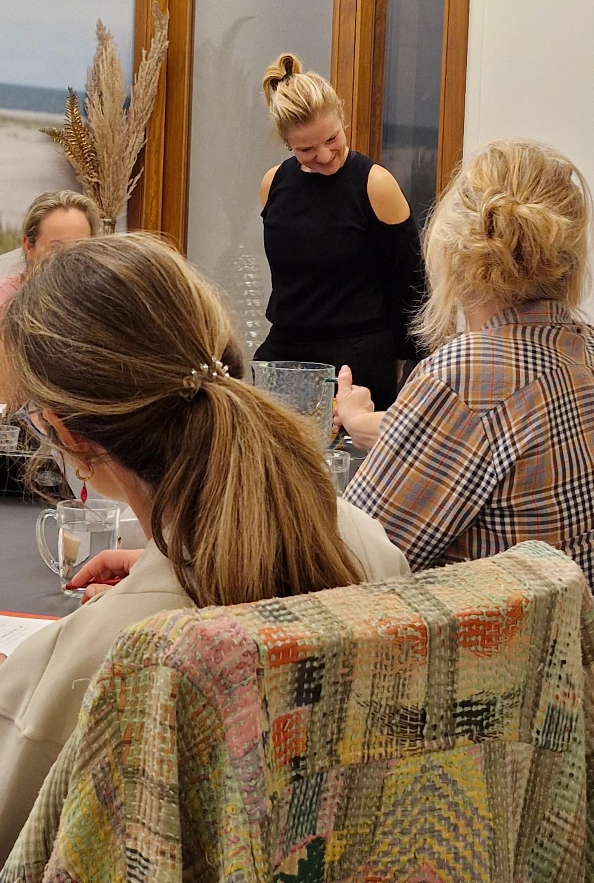 Our stories are not only entertaining, but also provide valuable insights. They invite you to reflect on your own experiences and how you can use them for personal growth. Stories That Inspire What We Offer Inner turmoil is a mix of depth and playfulness. With creative forms such as workbook assignments, stories, and a goose board game, you discover how your inner turmoil can actually give strength — towards calm, self-acceptance, and stability.