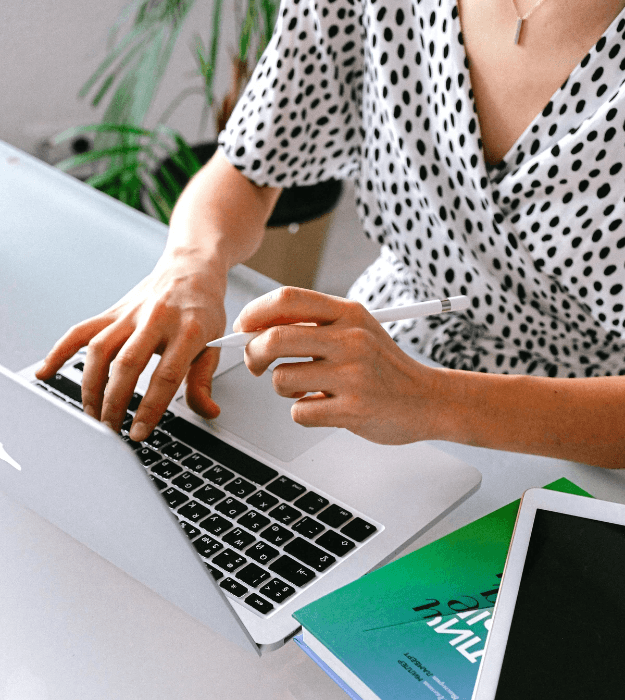 許多人誤以為影音時代就是「去文字化」，這是一個巨大的誤解。事實上關鍵往往在於那幾句精準擊中人心的文案。www.pexels.com By Anna Shvets