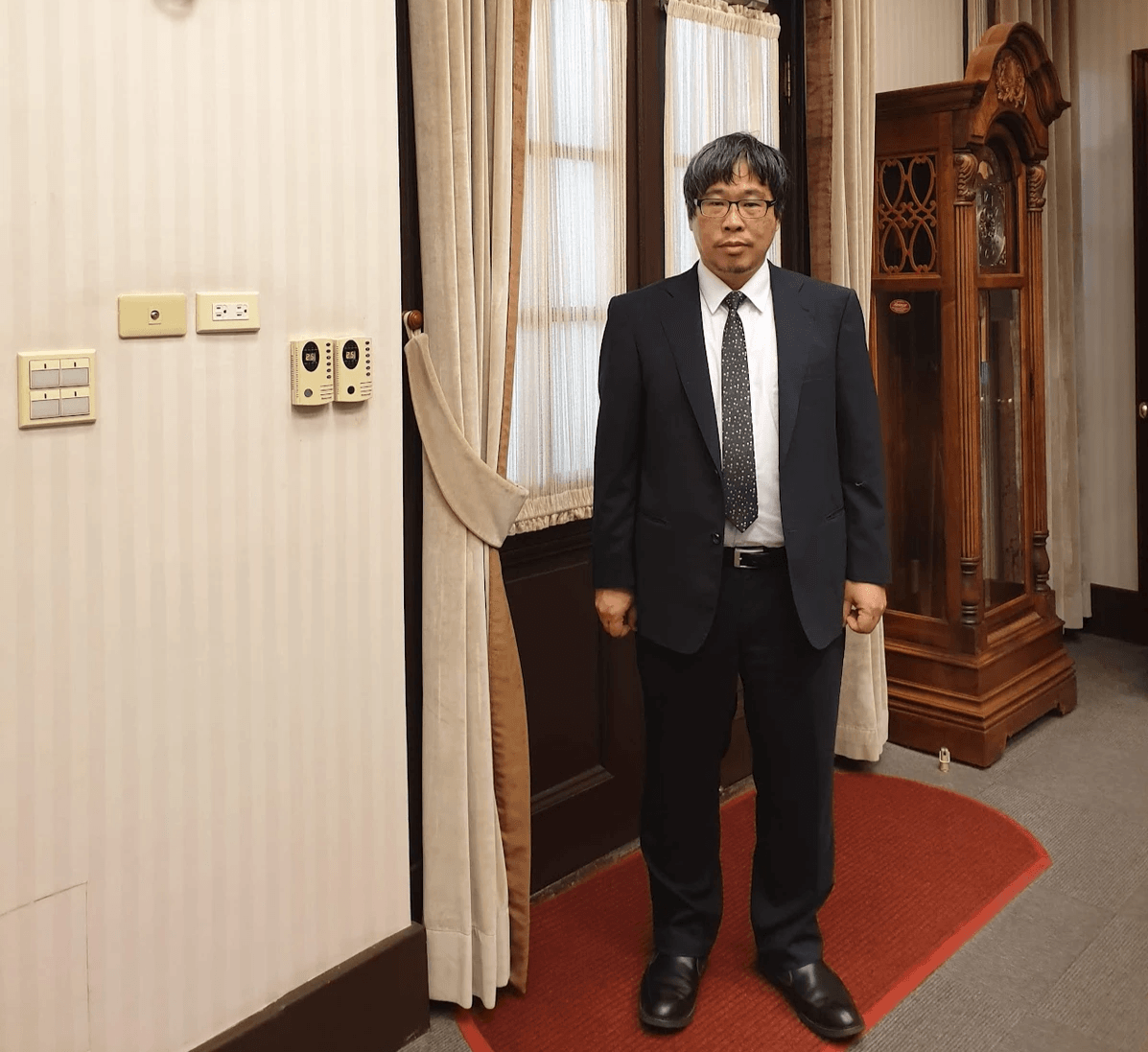 我在總統府的辦公室。上方的五長燈是總統府重要辦公室外裝設五種顏色的識別燈號，藍色、黃色、紅色、白色和綠色，分別代表總統、副總統、總統府秘書長及兩位副秘書長。只要燈亮起就代表該首長人在府內辦公，方便幕僚與各界掌握長官動向。