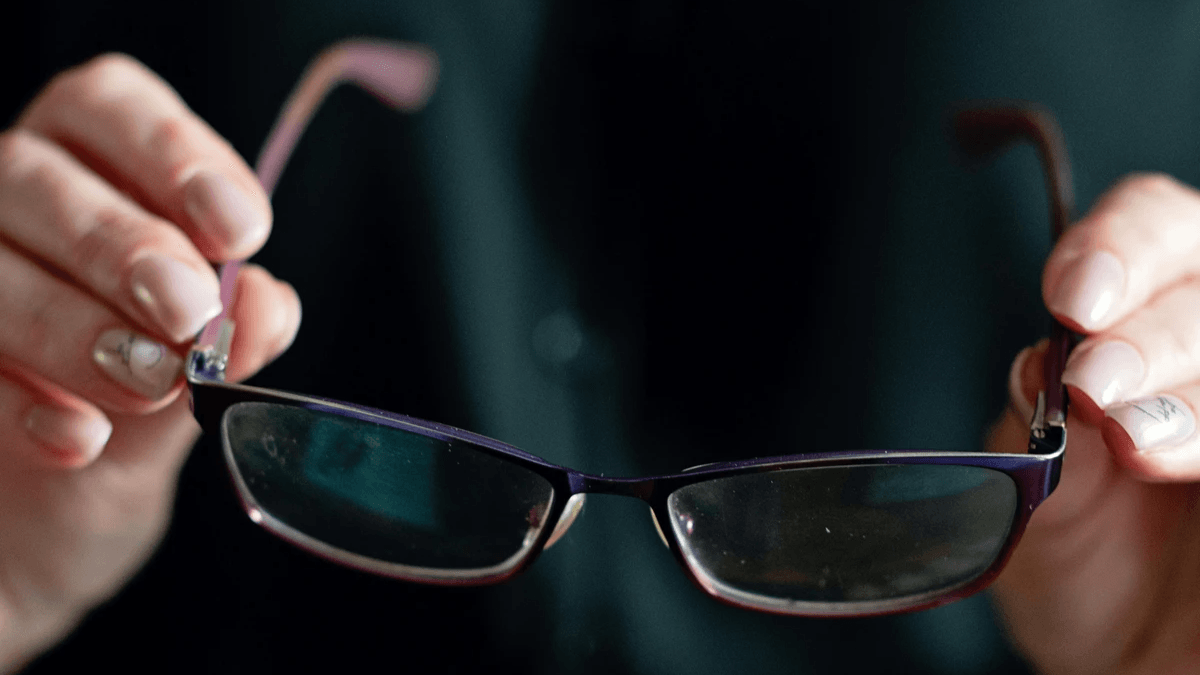 教會週報常受限於版面，讓字體大小對長輩來說並不友善。www.pexels.com By Mikhail Nilov