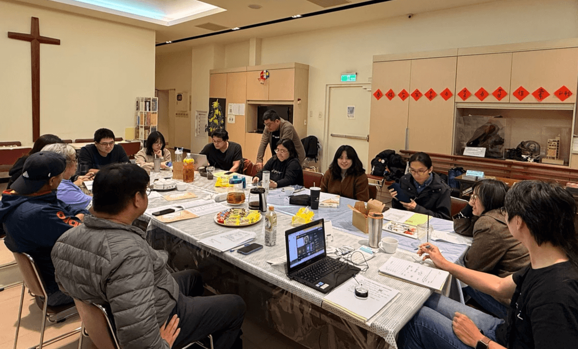 新使者編輯會議討論中。