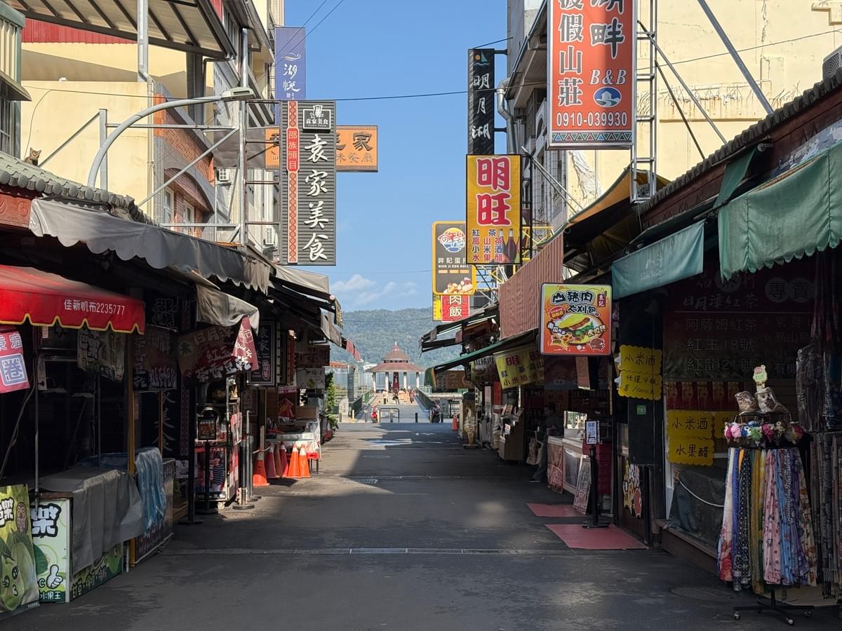 伊達邵有熱鬧的商圈，並非我們想像中的部落。