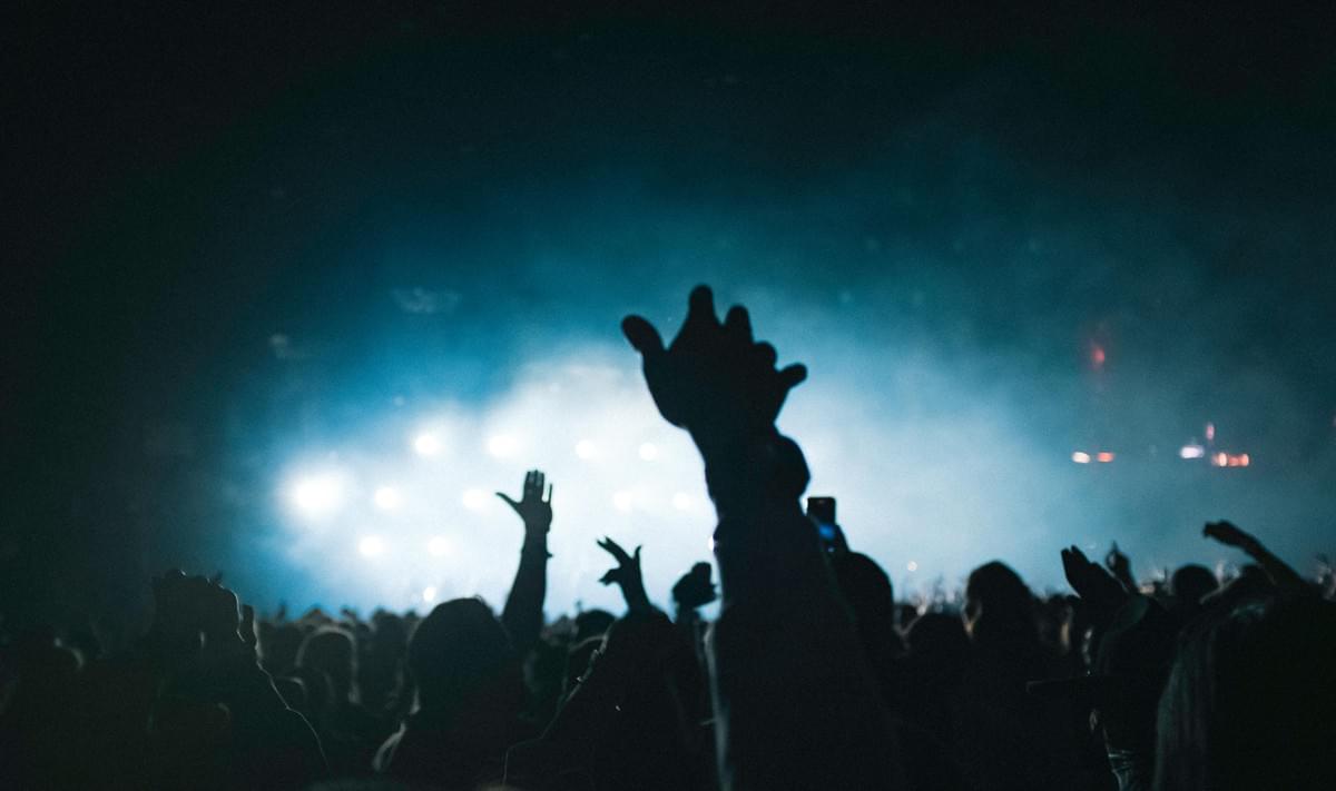 該為了個別政黨、意識形態和政治人物搖旗吶喊？（www.pexels.com By Benjamin Farren）