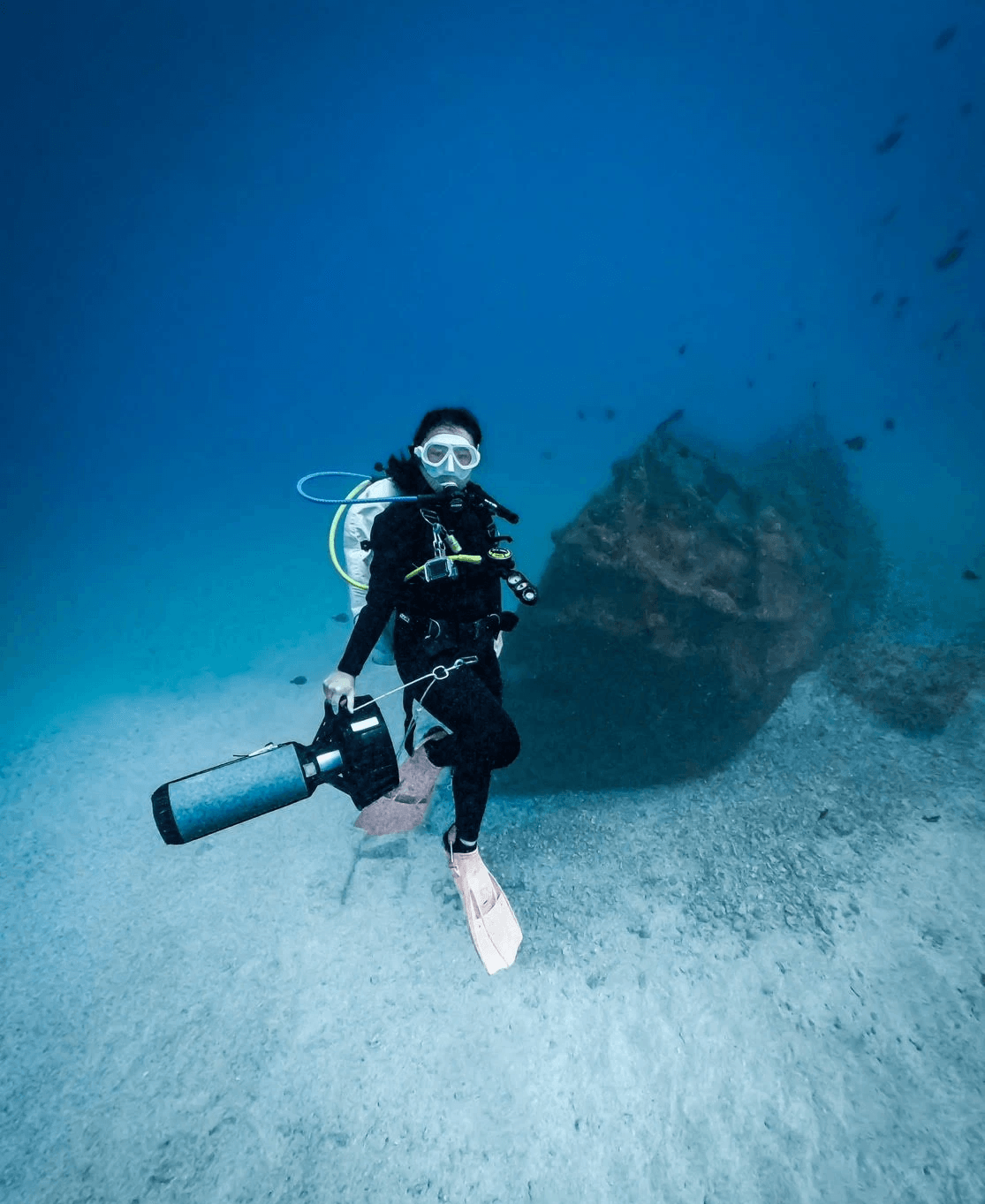 可以輕鬆駕馭水推的我與小琉球20米杉福破沈船，水推的魅力就好像在陸上騎重機，沒事就下水，逛逛我們的後花園。