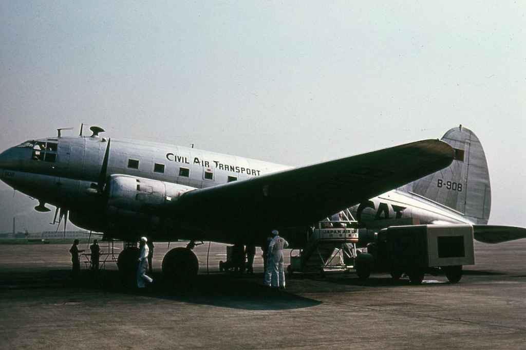 發生事故編號B-908的民航空運公司客機，1958年攝於日本羽田機場。(取自wikimedia.org)