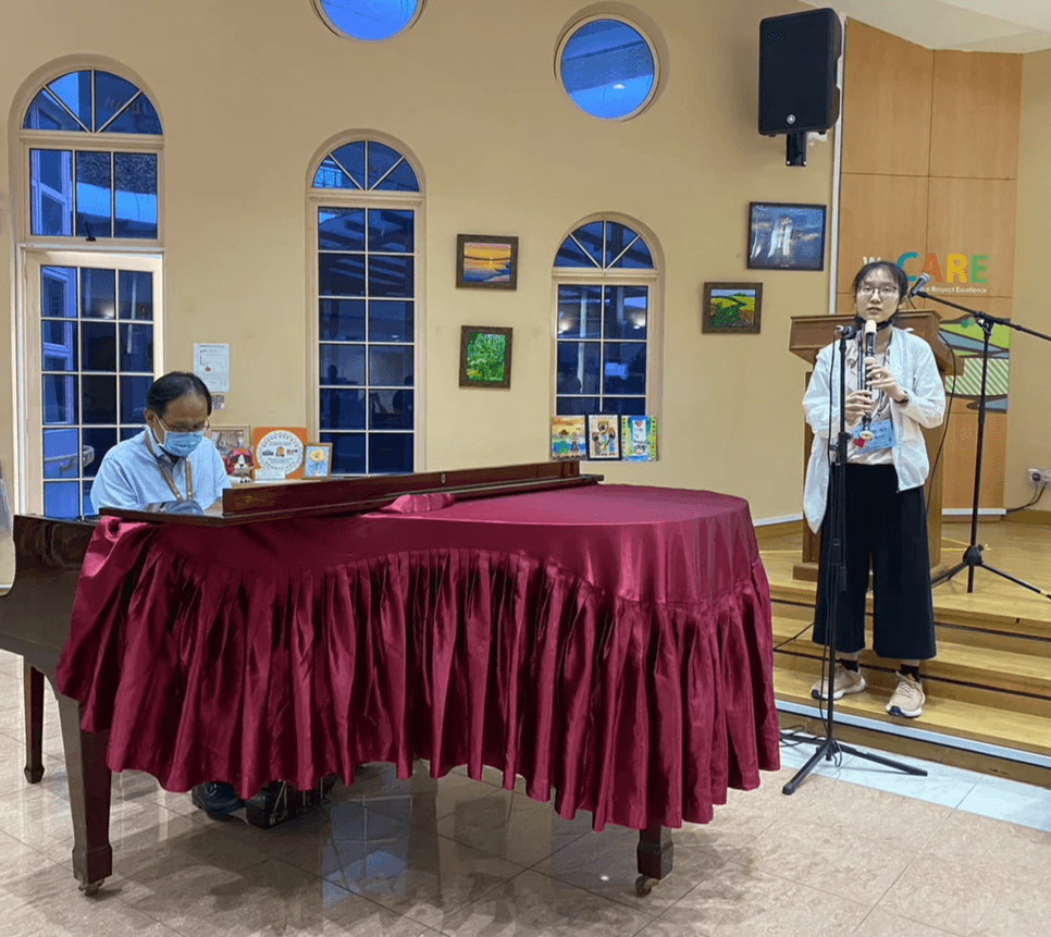 於新加坡眾聖療養院合作演奏「耶和華祝福滿滿」。