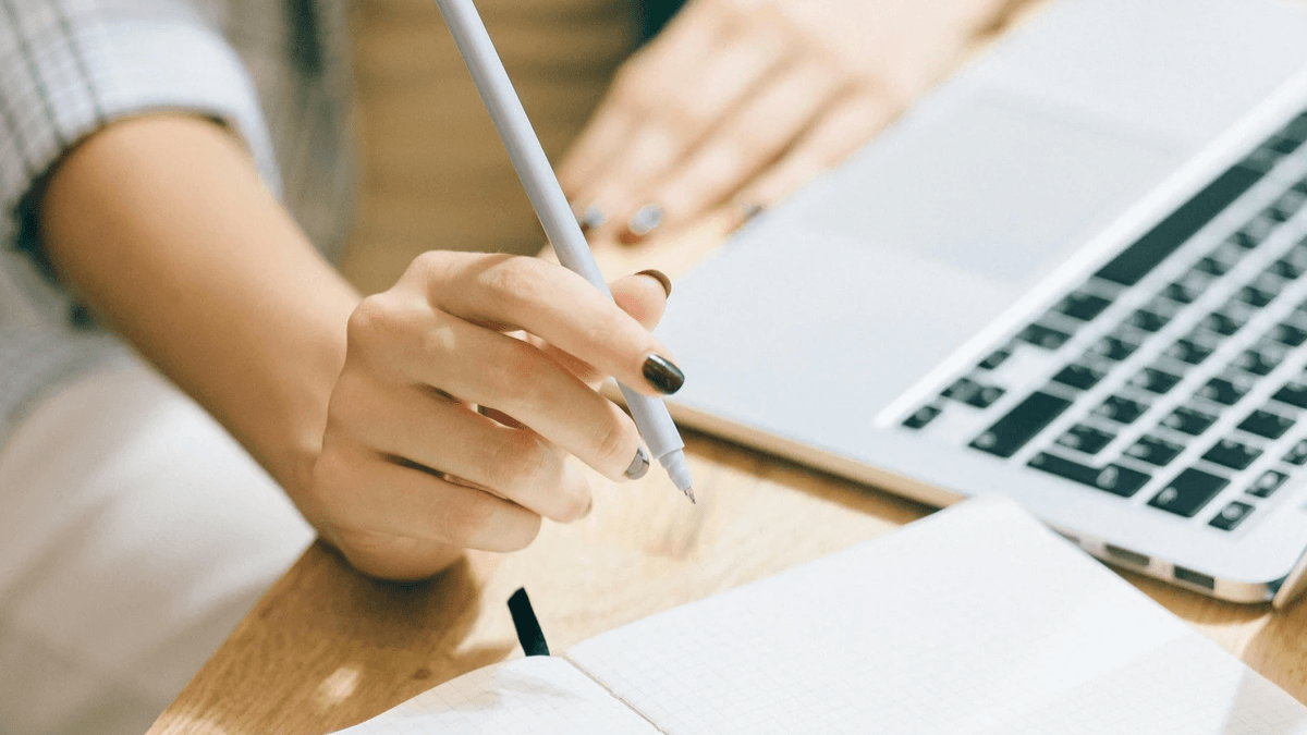 這封信未必每一句都被細讀，卻承載著我對教會生活的理解與期待。www.pexels.com By Nataliya Vaitkevich