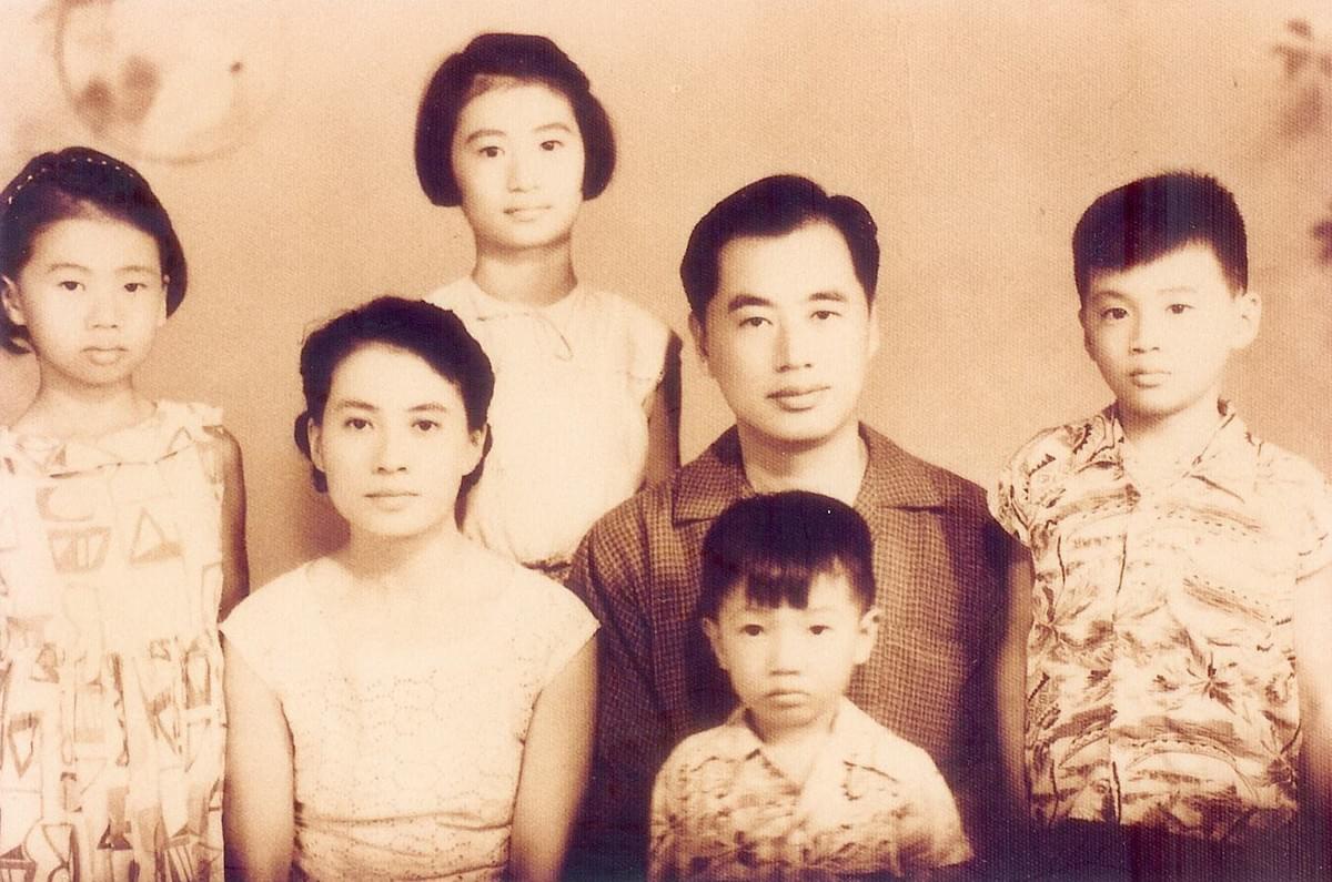 謝緯全家福。（左起：次女慧禎、夫人楊瓊英、長女慧華、謝緯、次男怜鴽、長子怜[羊童]）