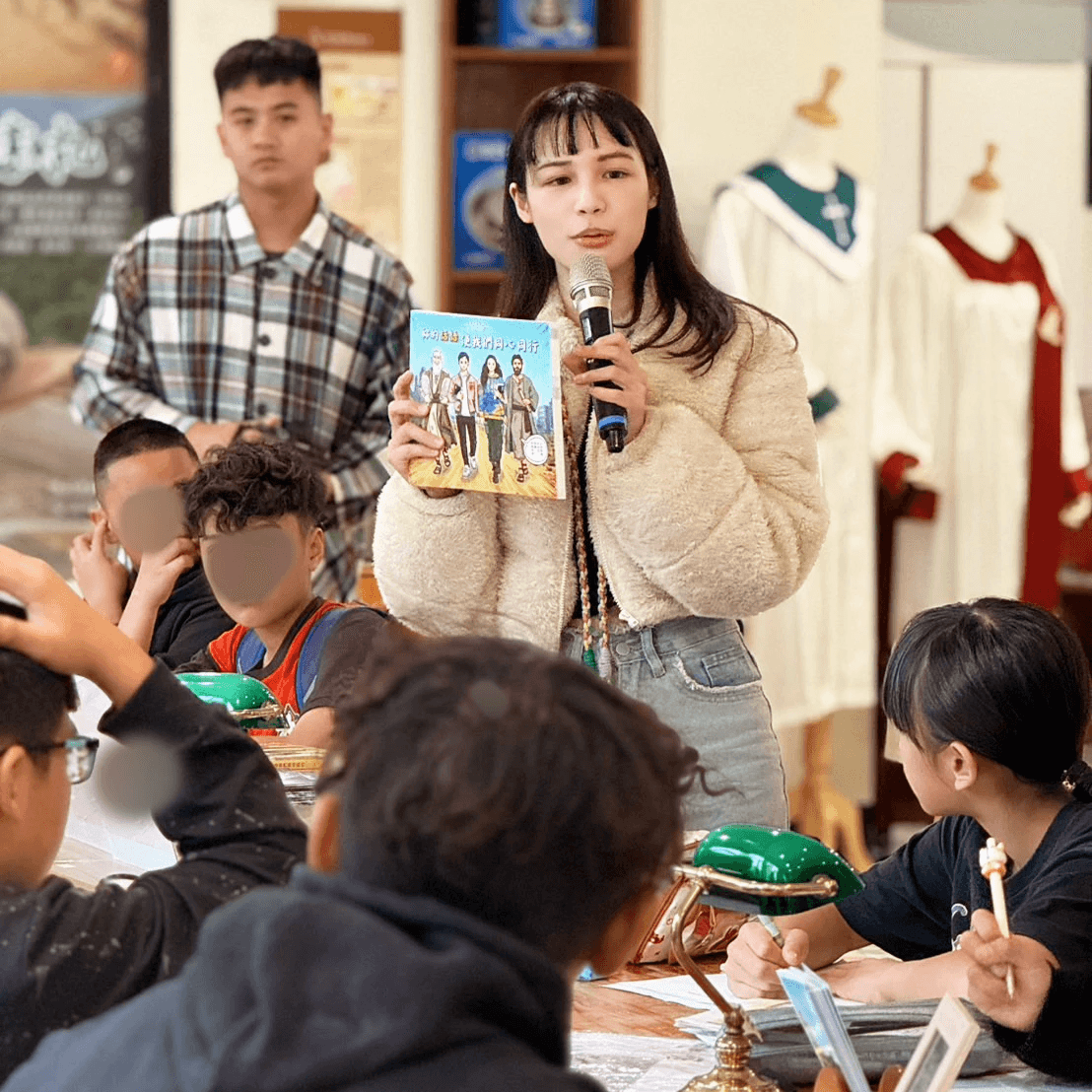 筆者前往各處宣講，推薦《少年新眼光》，陪伴讀者思考信仰如何回應具體處境。