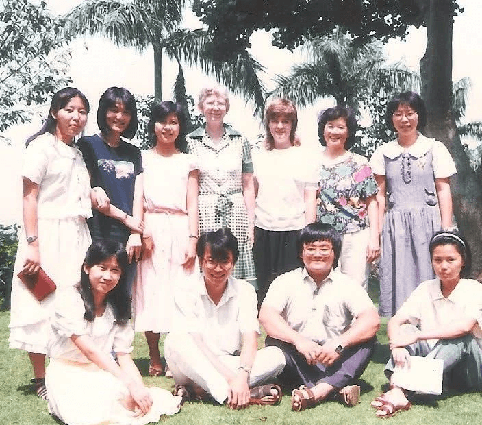 包珮玉牧師（後排左四）與當年的台神學生合影。取自台神FB