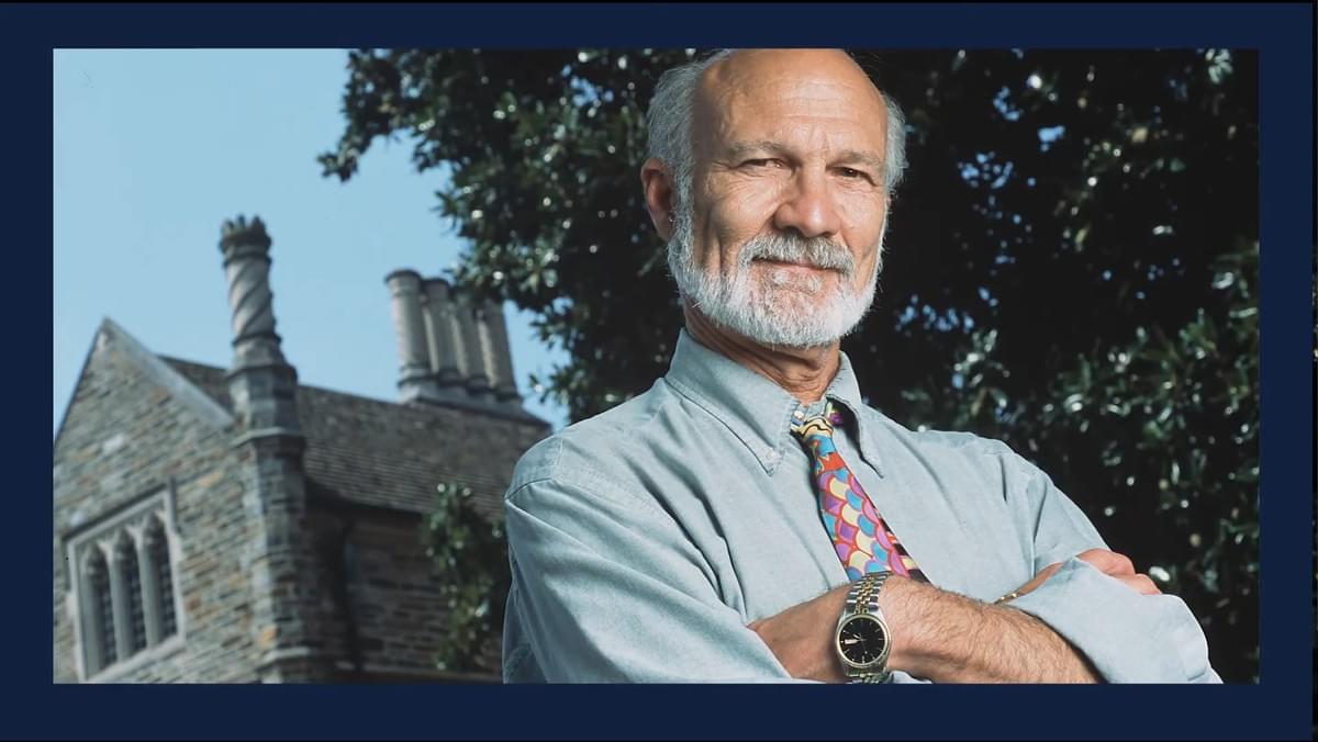 侯活士（Stanley Hauerwas，1940-）美國著名基督教神學家、倫理學家，以激進的和平主義、教會論為中心的倫理學以及反對自由主義著稱，強調教會作為獨立於世俗世界的門徒群體（異類僑居者）的獨特性，在現代神學界具深遠影響。（截圖自Youtube）