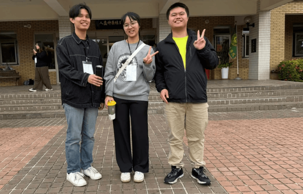 在神研班中與好友合照。
