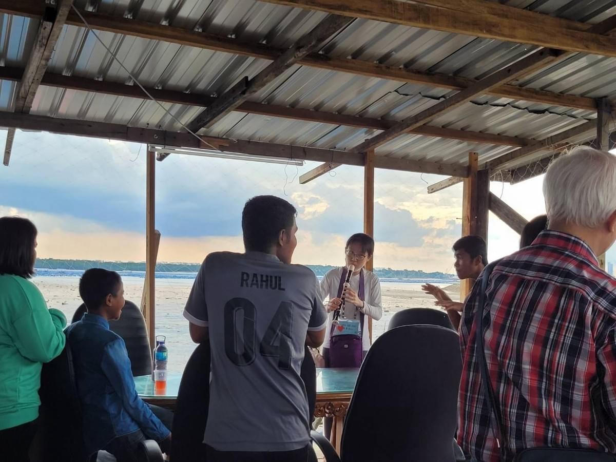 於馬來西亞海民村為青少年演奏。