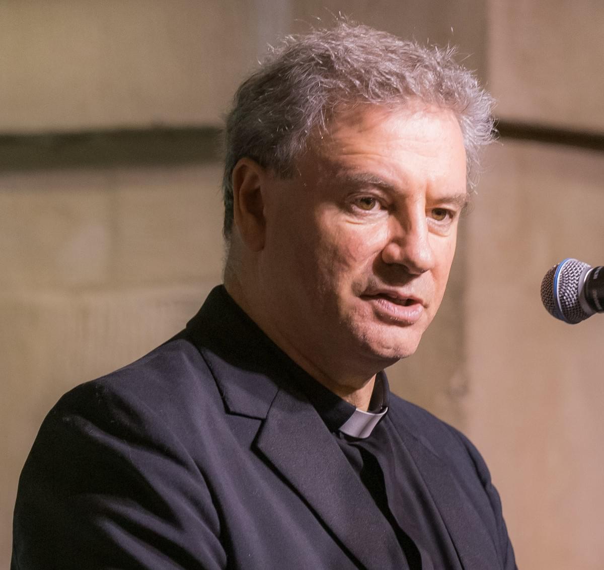 英國神學家山謬．韋爾斯(Samuel Wells)與其著作《現編倫理》(Improvisation)一書封面。（By Stmartininthefields - Own work, CC BY-SA 4.0, https://commons.wikimedia.org/w/index.php?curid=145987860）