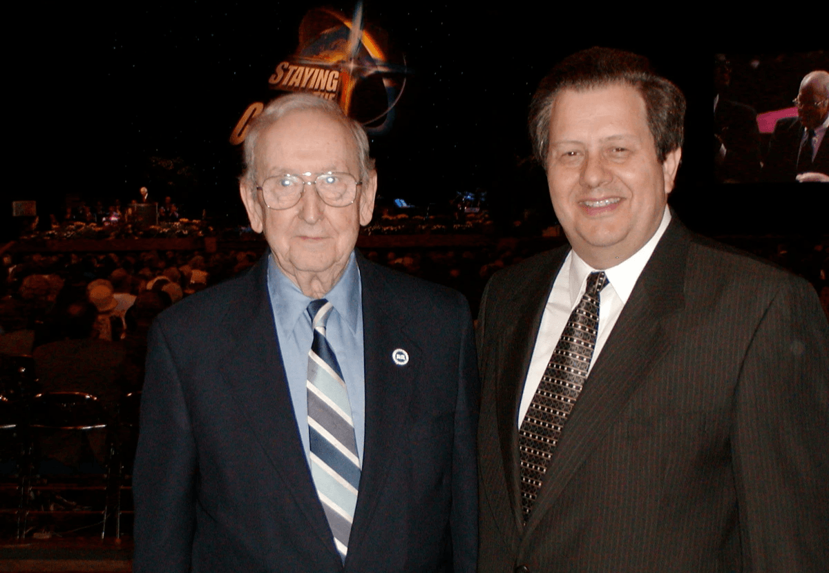 R Hollis Gause（左）和 Steven J Land （右）出席 2002 年Church of God General Assembly。（取自wikimedia.org）