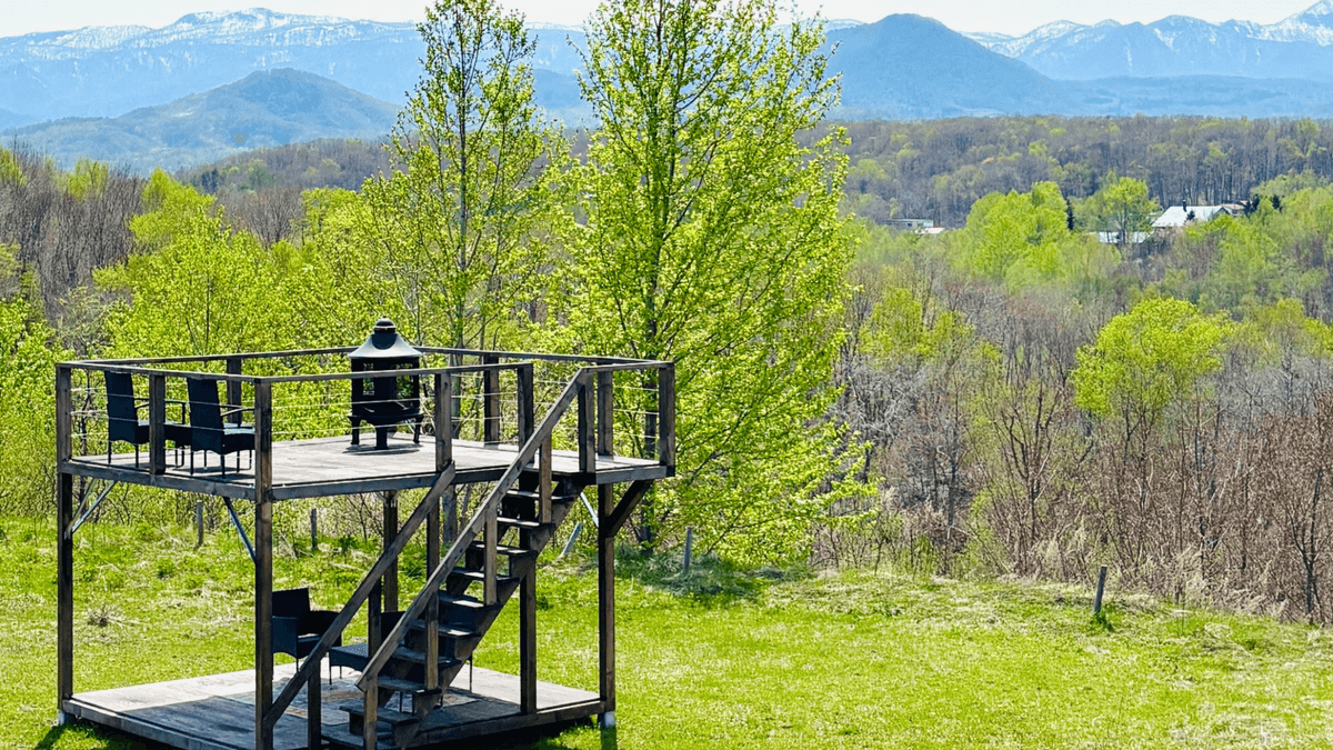 ウッドデッキ付きデイキャンプサイト