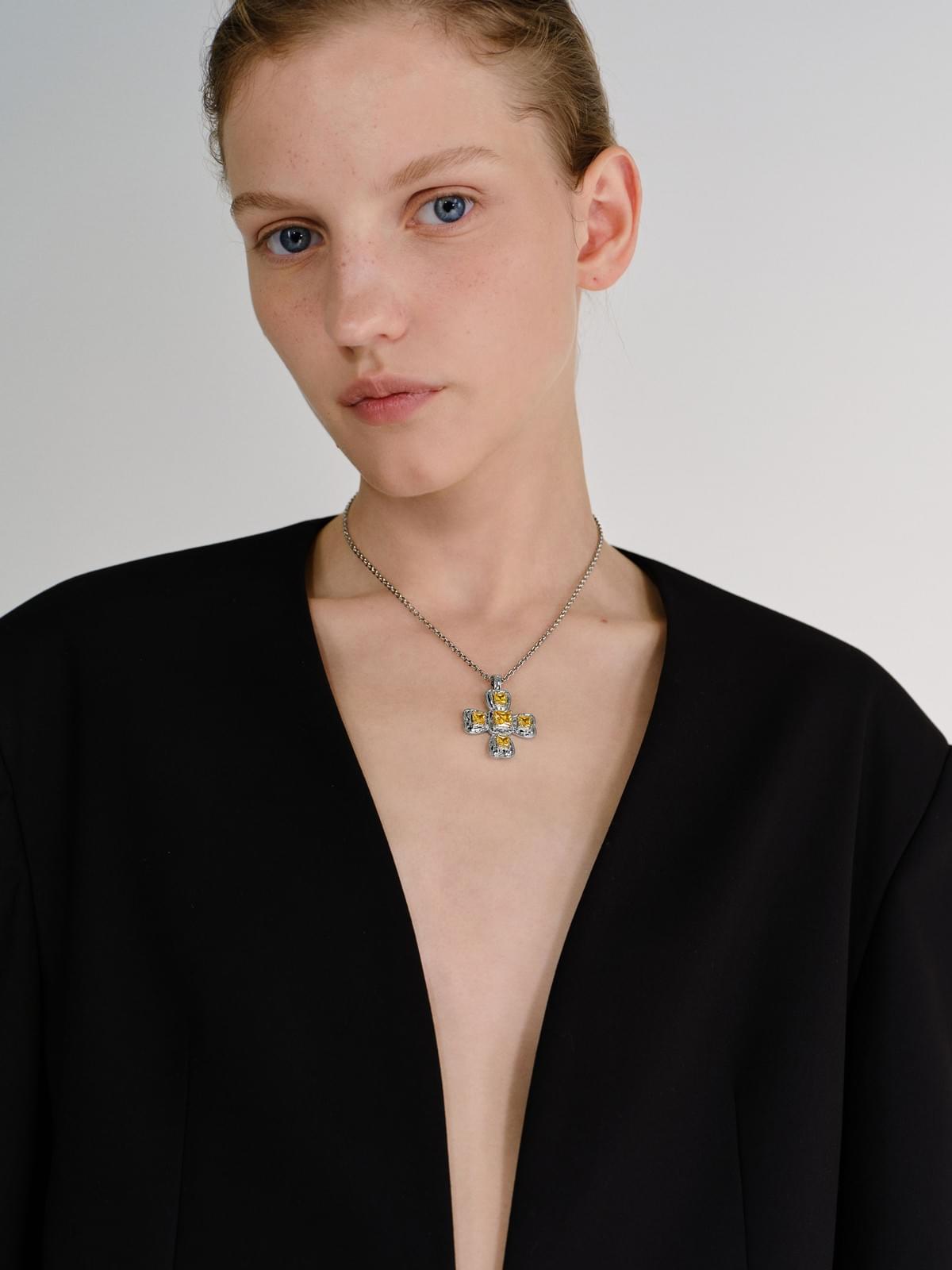 四面蝴蝶结黄锆石项链Necklace