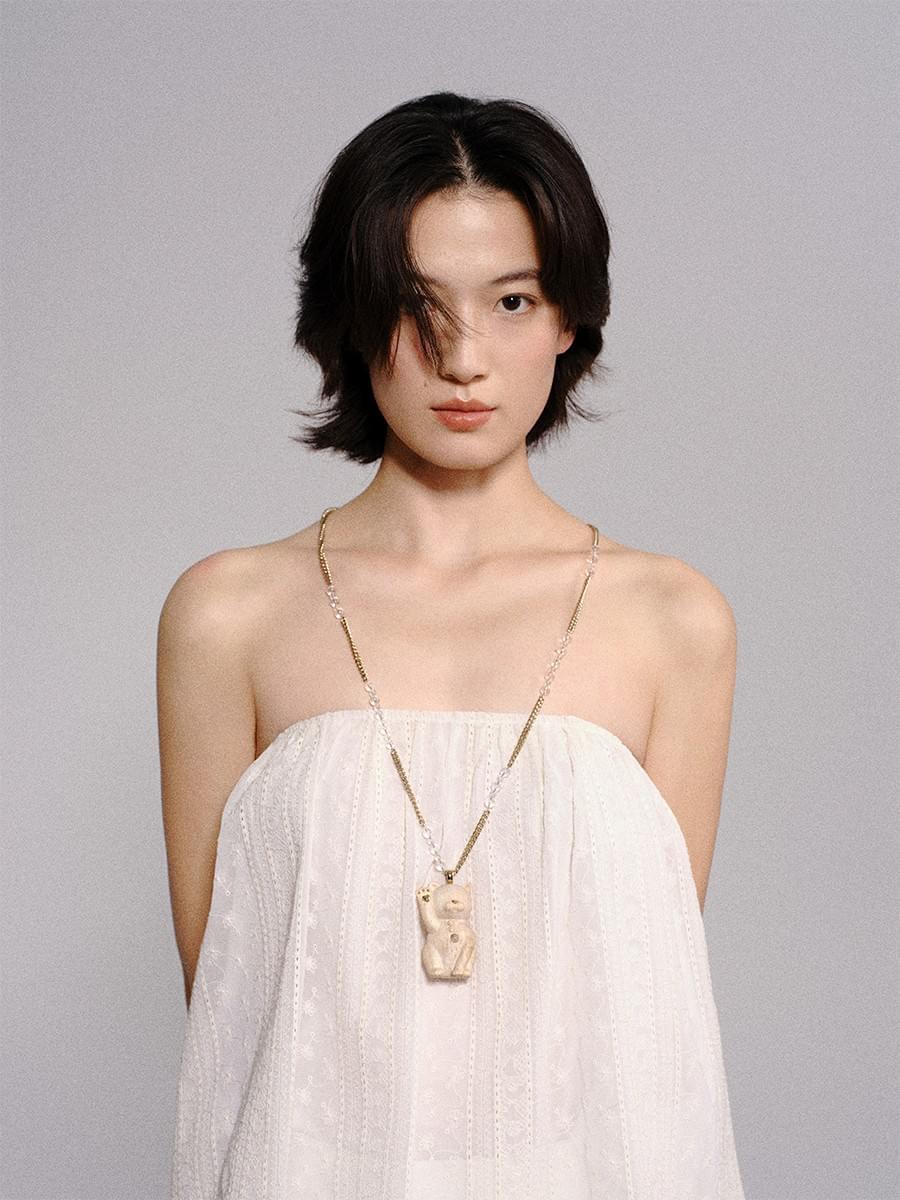 Tokokkino * White Crystal Wood fortune cat necklace