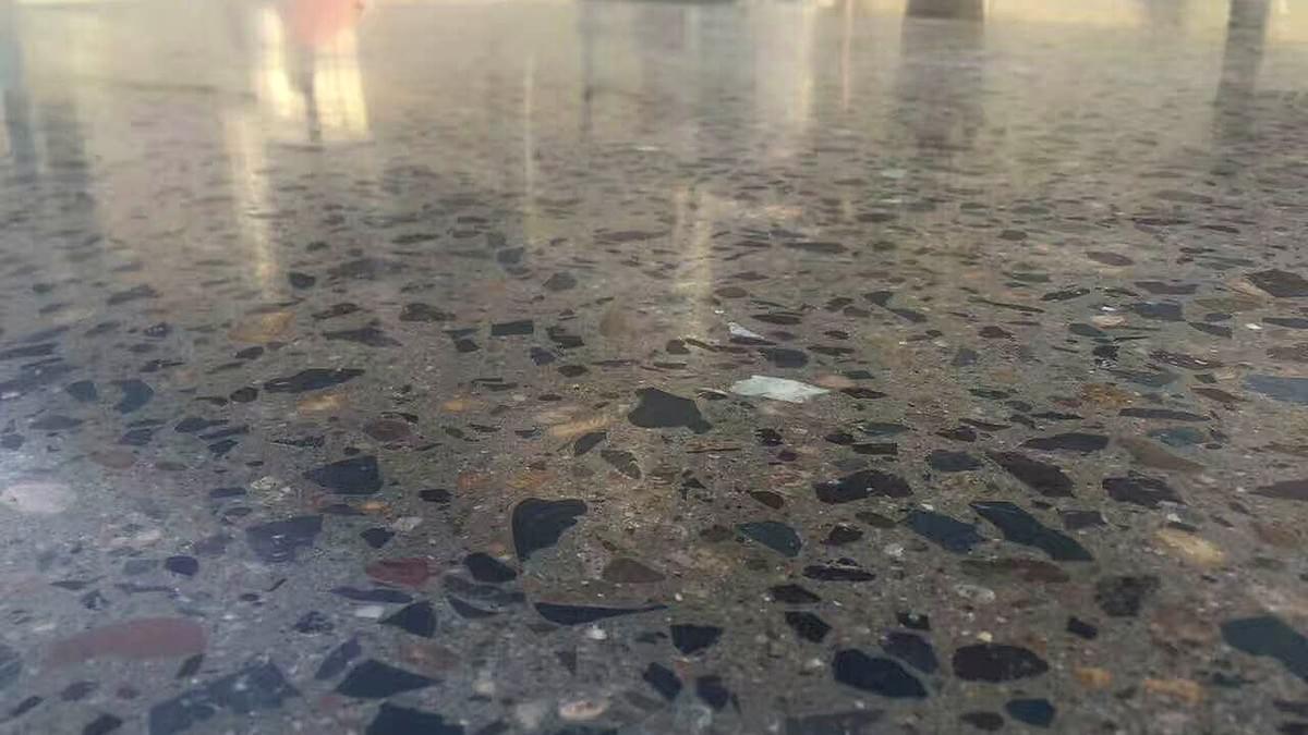 Aggregate exposure on polished concrete floor after grinding and refinement