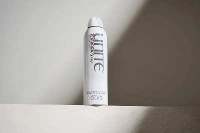 Unite Texturiza Spray can positioned on a ledge, highlighted by soft lighting and geometric shadows. Unite Texturiza Spray can positioned on a ledge, highlighted by soft lighting and geometric shadows.