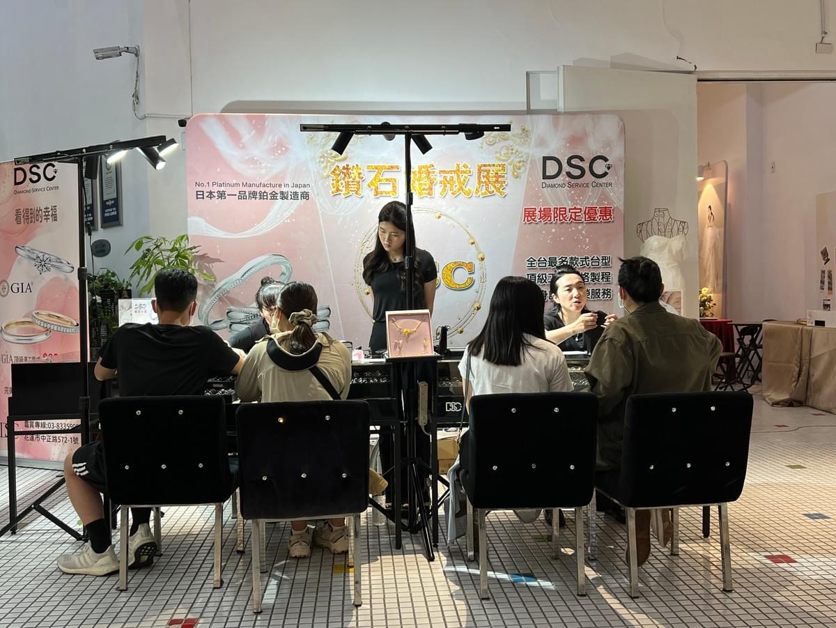 DSC鑽石婚戒展在花蓮新天堂樂園，鑽石顧門向２對新人介紹婚戒