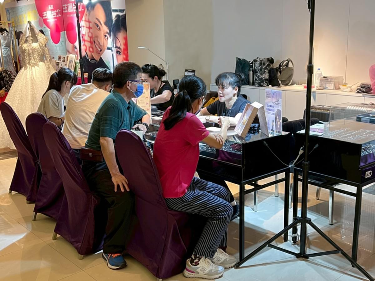 DSC鑽石婚戒展在台東娜魯灣大酒店，２對新人正在鑑賞婚戒