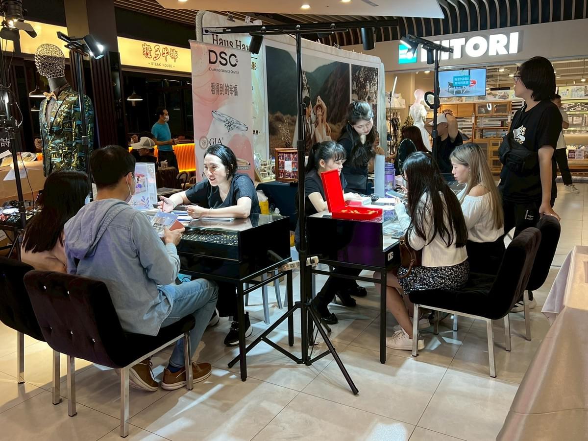 DSC鑽石婚戒展在宜蘭爾本購物廣場，新人們正在諮詢鑑賞婚戒