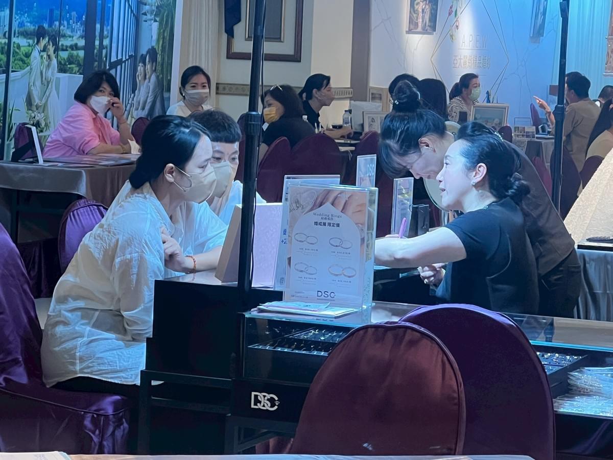DSC鑽石婚戒展在花蓮福容飯店，一對新人在諮詢及鑑賞婚戒