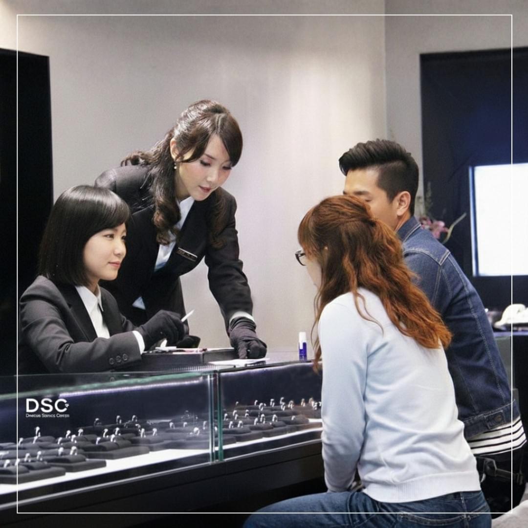 預約體驗店內專屬諮詢，DSC專業鑽石顧問正在為新人介紹完美車工婚戒與 GIA 鑽石。
