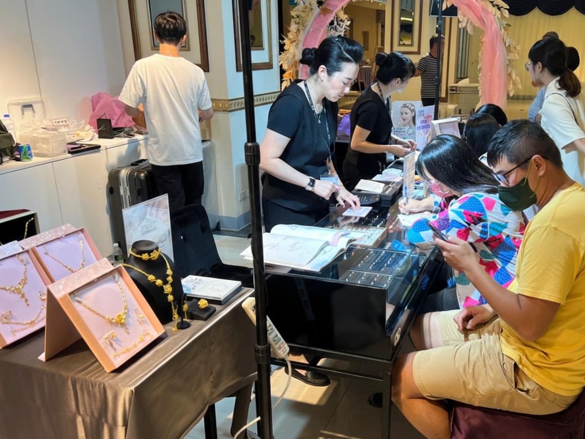 DSC鑽石婚戒展在花蓮國軍英雄館，新人們正在預約訂製婚戒