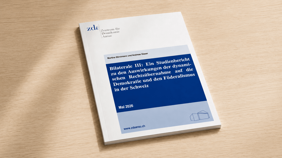 Das Kampagnenteam bestehend aus Daniel, Lisa, Pascal und Sophie freut sich am Abstimmungssonntag über das Nein zur Halbierungs-Initiative.