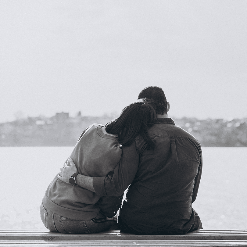 從心理學中的雙人正向因應理論，看伴侶如何在困難中更靠近在我們每個人的生活裡，我們總是會面對到或多或少的壓力。有些時候可能是來自於學習或職場環境，也有些時候可能來自於我們的社交人際關係，而每個人面對及處理壓力的反應及方式也都不甚相同。甚至，有時候對於某個人來說會構成壓力的事情，可能對另一個人而言卻是個不足為奇的小事。  不過，雖然每個人對於「壓力」這件事，有著不同的感受和應對措施，但是可以確定的是，一旦我們沒有好好正視這些壓力所帶來的情緒困擾和內在課題，並嘗試以正確的方式去和內在的自我對話、與不安的情緒共處時，我們可能就會在某一天，一個不起眼的一天，迎來一個情緒風暴，瞬間被那些壓抑已久的猛獸給反撲。