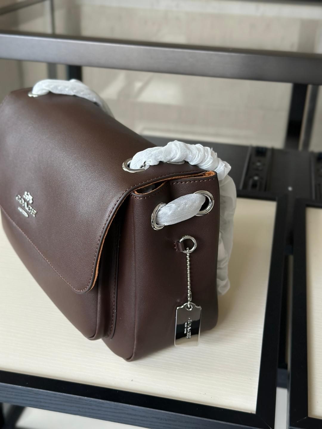 Enjoy the privilege of owning limited edition pieces that reflect your unique taste and appreciation for luxury. Exclusivity What We Offer 售賣奢侈高端名牌包以及名牌高級機械手錶