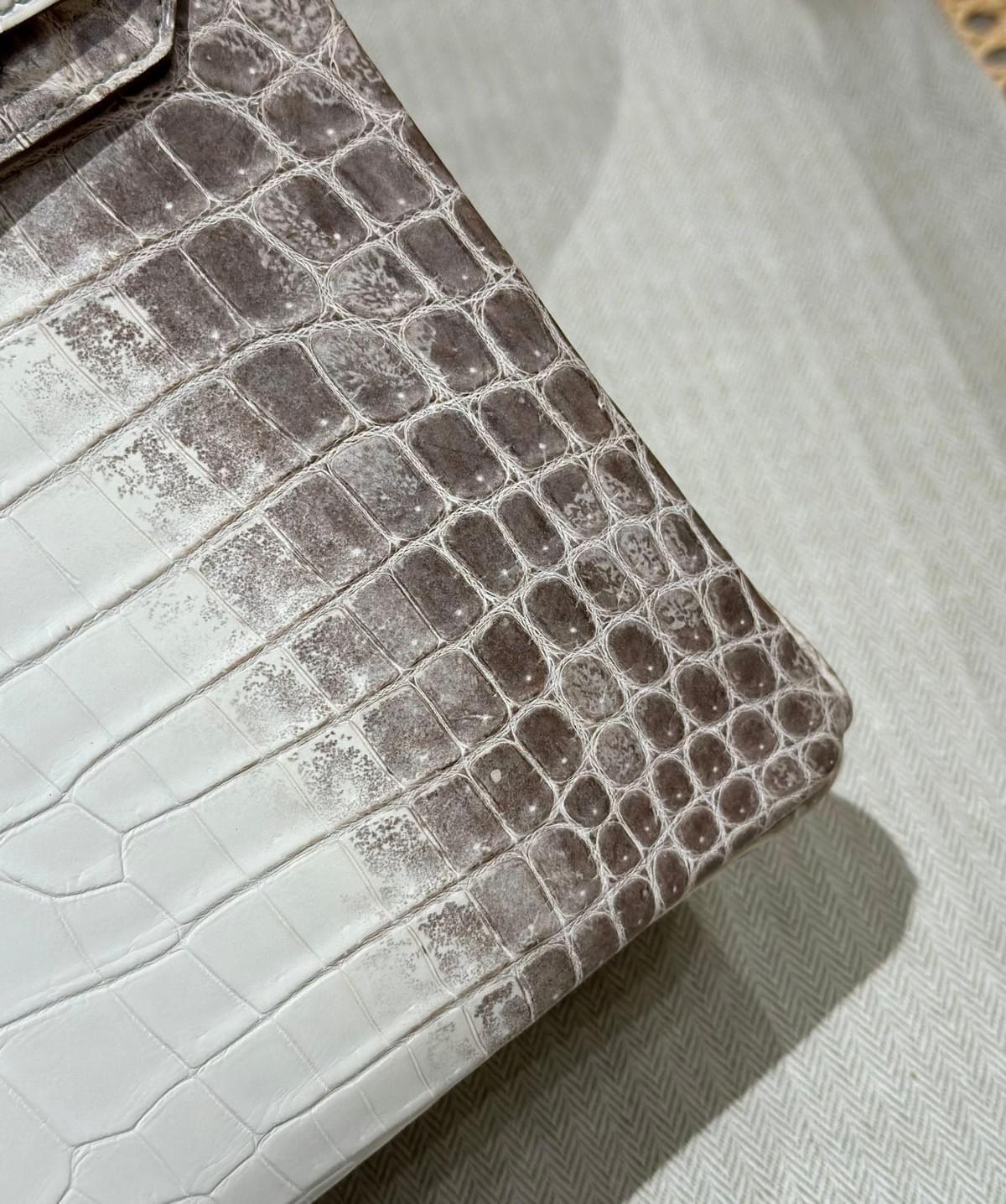 Our collection features a curated selection of premium designer handbags that embody elegance and sophistication. Each piece is crafted with the finest materials, showcasing timeless designs that elevate your style and make a bold statement. Luxury Handbags What We Offer 售賣奢侈高端名牌包以及名牌高級機械手錶