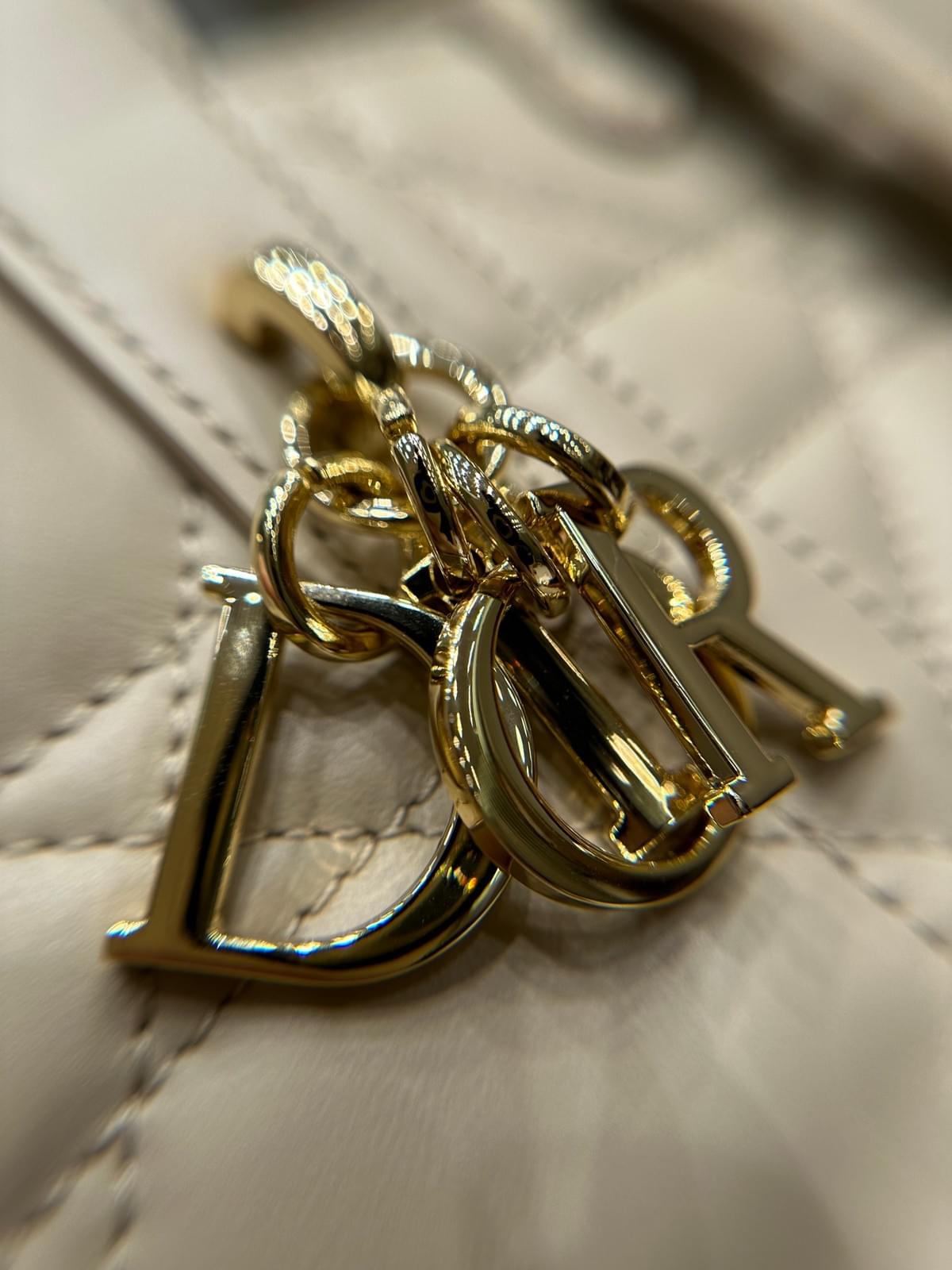 Our collection features a curated selection of premium designer handbags that embody elegance and sophistication. Each piece is crafted with the finest materials, showcasing timeless designs that elevate your style and make a bold statement. Luxury Handbags What We Offer 售賣奢侈高端名牌包以及名牌高級機械手錶