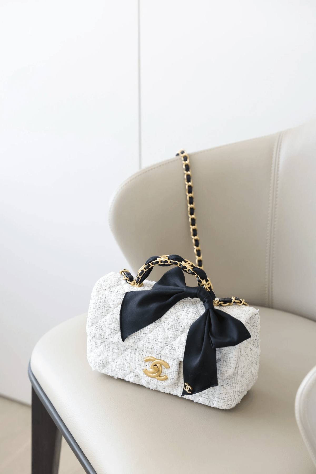 Enjoy the privilege of owning limited edition pieces that reflect your unique taste and appreciation for luxury. Exclusivity What We Offer 售賣奢侈高端名牌包以及名牌高級機械手錶