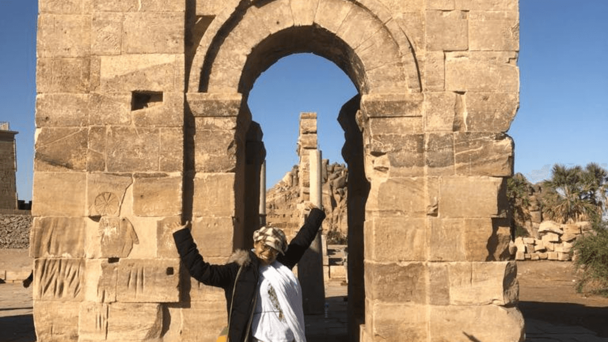 Take the step to a life in balance and harmony with guidance from an experienced therapist. Discover the power of holistic therapy As holistic therapist is it my mission to you to guide at the reconnecting with your true essence. With various intuitive healing techniques and supportive tools help I you contact to make with the inner wisdom and self-healing power that already in you present is. My working method focuses on the restoring of balance – emotional, mental, physical and spiritual – so that all areas in your life again in harmony can come. Together we walk the path to the best and most authentic version of yourself, by again connection to make with the divine energy that in every person present is. Whether you now on search are for clarity, healing, inner peace or a deeper feeling of meaning, I support you gladly on your transforming journey.