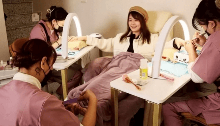 竹北愛美女王專業美甲操作細節：精緻的甘皮修整與甲面基礎護理。我們重視每一個保養步驟，確保指尖在美甲設計前達到最乾淨、健康的狀態。