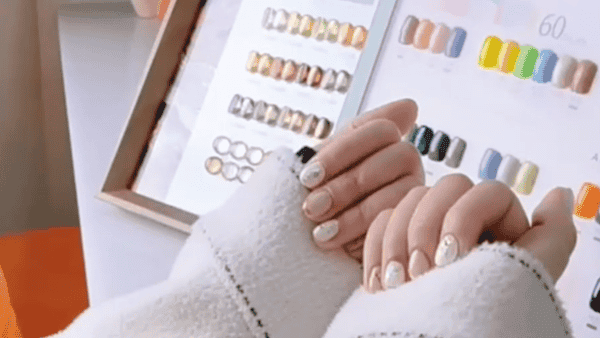 竹北愛美女王精品美甲作品：經典低調奢華風美甲，透過精緻的手部護理與極簡發光設計，展現知性優雅的指尖魅力，是竹北高鐵特區女性的質感首選。