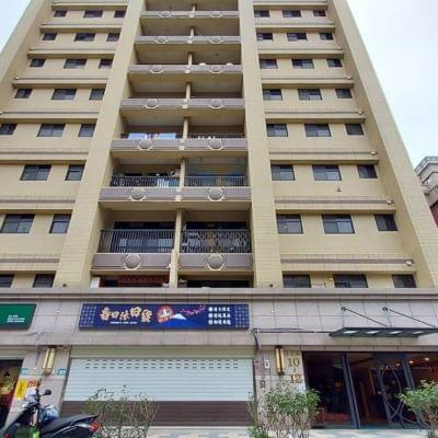 元寶双囍位於新店區安民街，總樓高14樓共92戶，格局2-3房、店面，近康是美藥妝店、安康高中、中信高中、安坑輕軌陽光運動公園站