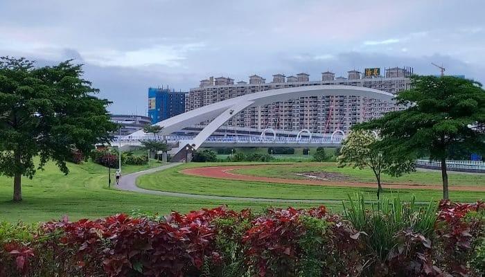 陽光運動公園超過20公頃，有大片綠地、廣場、兒童遊樂區、足球場、溜冰場、紅土跑道，非常適合全家運動、散步、休閒