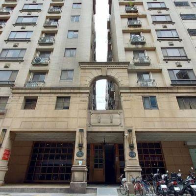 凡賽斯社區位於新店區安民街，總樓高12樓，共393戶，有2房、3房、4房、店面，近安康高中、中信高中、安坑輕軌陽光運動公園站