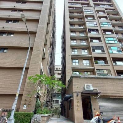 博覽天下莫內特區位於新店區安民街，總樓高13樓共88戶，有2房及3房，近康是美藥妝店、安康高中、安坑輕軌陽光運動公園站