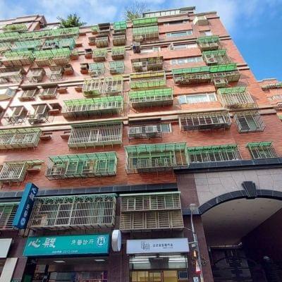 快樂世界位於新店區安民街，總樓高12樓共312戶，有2-4房、店面，近康是美藥妝店、安康高中、安坑輕軌陽光運動公園站