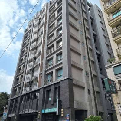 光之玫瑰位於新店區安民街，總樓高12樓共55戶，格局2-3房，近康是美藥妝店、安康高中、中信高中、安坑輕軌陽光運動公園站