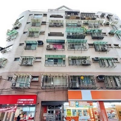 山水天地大廈A棟位於新店區安民街，總樓高7樓共20戶，格局2-4房、店面，近康是美藥妝店、安康高中、安坑輕軌安康站