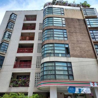 山水畫樓A區位於新店區安民街，總樓高7樓共43戶，格局2-4房、店面，近康是美藥妝店、安康高中、中信高中、安坑輕軌安康站